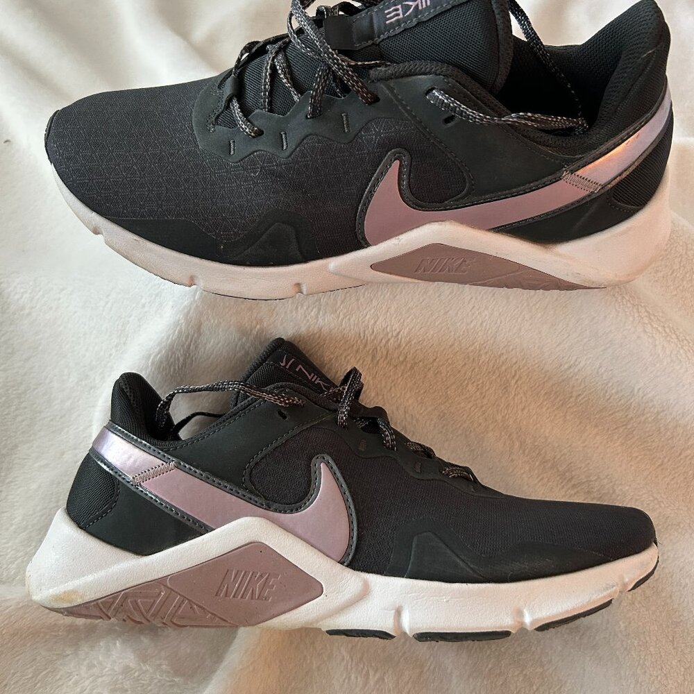 Nike Legend Essential 2 Premium Trainer